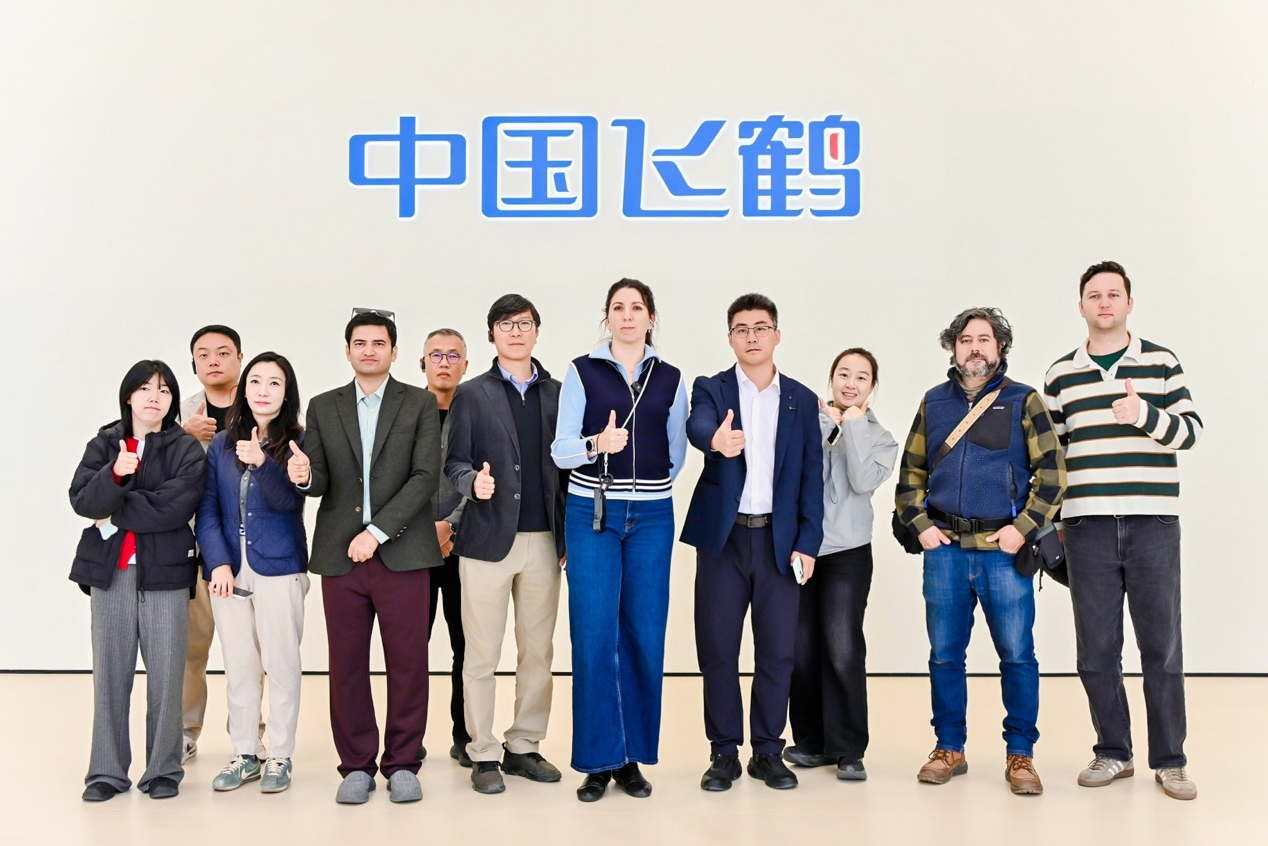  美联社等12家外媒实地看产线，解锁飞鹤乳蛋白硬实力